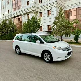 Toyota Sienna 2011