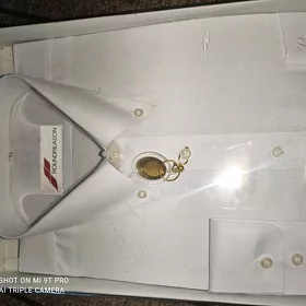 рубашки белые.