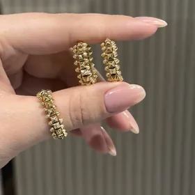 Gyzyl komplekt gulakhalka yüzü