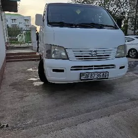Nissan Urvan 2004