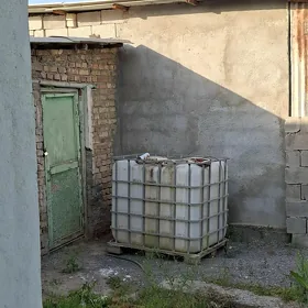 бочка и пластиковая дверь
