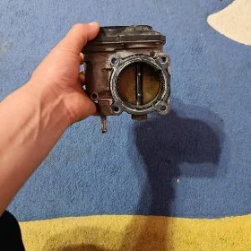 Zaslonka Nissan Versa