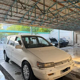 Mitsubishi Chariot 1994