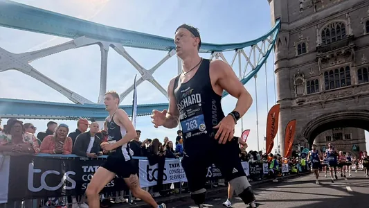 Через боль к счастью: Ричард Уайтхед на протезах обновил мировой рекорд в марафоне на 42 км