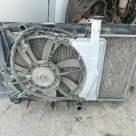 yaris radiatr komplekt