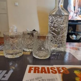 Бутылка с стаканами