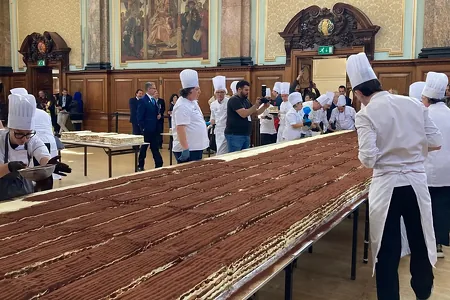 В Лондоне приготовили тирамису длиной более 440 метров