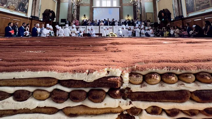 В Лондоне приготовили тирамису длиной более 440 метров