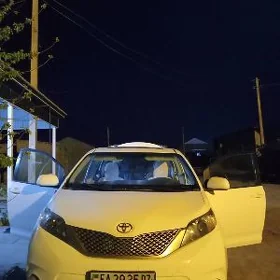 Toyota Sienna 2011