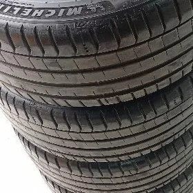 235/40/19/ Mishelin