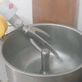 Meşalka hamyr garýan