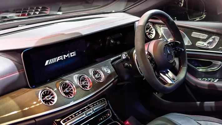 Mercedes tankytlardan soň awtomobillere fiziki düwmeleri gaýtaryp getirmek kararyna geldi