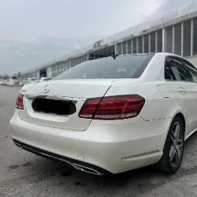 Mercedes E 212 edara