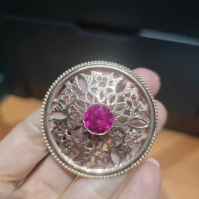 Gadymy gyzyl broshka