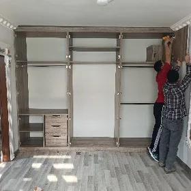 Mebel söküp göçürýän