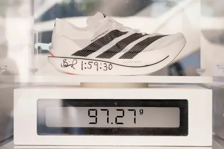 London marafonynyň ýeňijsiniň geýen «super-krossowkasy» Adidas-yň söwdasyny hem «öňe ylgatdy»