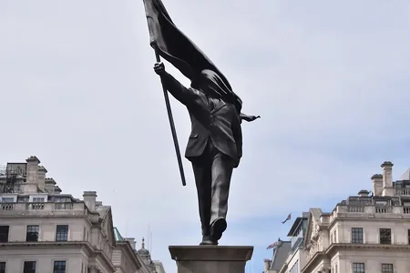 Uçuda tarap ädim: Londonda Benksiniň goly çekilen täze heýkel peýda boldy