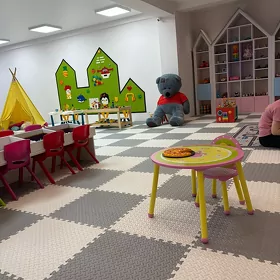 nyanya gerek detski ploshadka