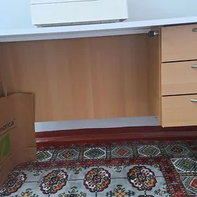 pismenny stol. письменный стол