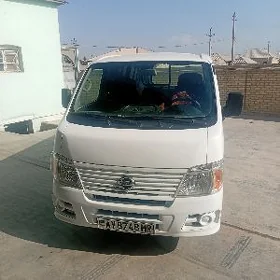 Nissan Urvan 2009