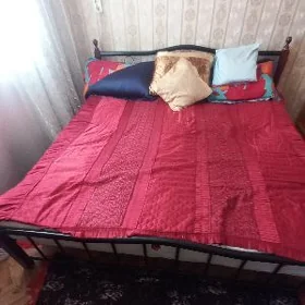 Кровать