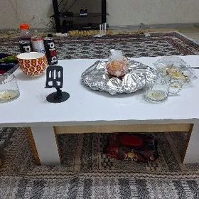 Çaýny stol we sandyk