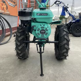 ýer sürýän traktor