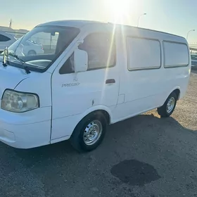 Toyota Hiace 2005