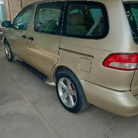 Toyota Sienna 2003
