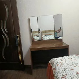 столик с зеркалом