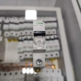 Schneider electric Awtomat C25