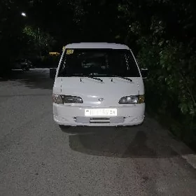 Hyundai H-1 2001