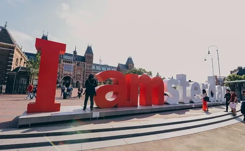 Amsterdamda etiň we gazylyp alynýan ýangyjyň mahabatyna gadaganlyk güýje girdi
