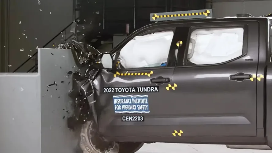 Toyota Tundra howpsuzlyk synaglarynda F-150-den has ýokary netijeleri görkezdi - img 2