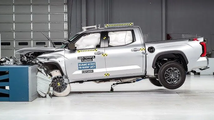 Toyota Tundra howpsuzlyk synaglarynda F-150-den has ýokary netijeleri görkezdi