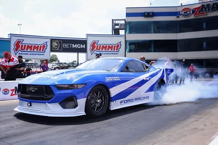 Ford Mustang Cobra Jet 2200 elektromobilleriň tizlik rekordyny täzeledi