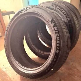 Michelin 235 45 18