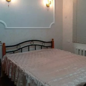 ДВУСПАЛЬНАЯ КРОВАТЬ С МАТРАСОМ