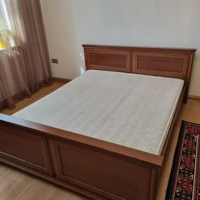 Кровать