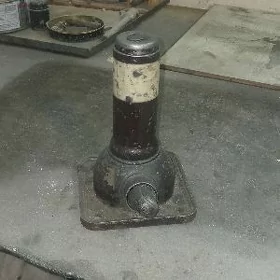 домкрат, хайлюкс,хаис.