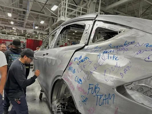 На заводе Tesla во Фремонте собрали последний экземпляр Model X: