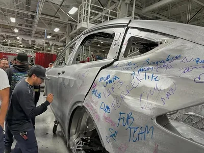 На заводе Tesla во Фремонте собрали последний экземпляр Model X: