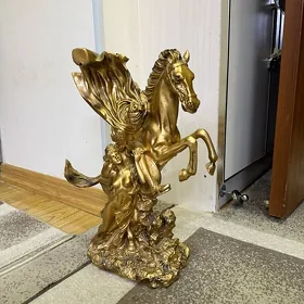 Statuetka At