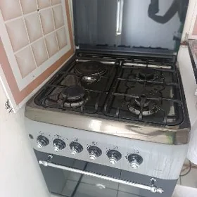 газовая плита и микровалновка