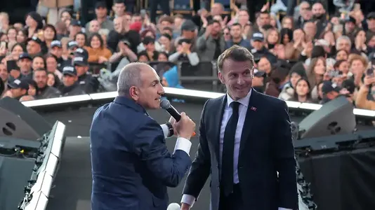 Makron aýdym aýtdy, Paşinýan saz çaldy: syýasy sammit sungat bilen soňlandy