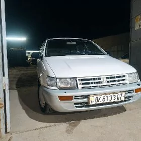 Mitsubishi Chariot 1995