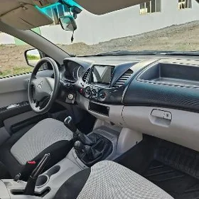 Mitsubishi L200 2012