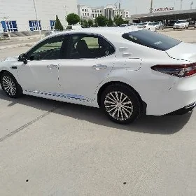 Toyota Camry 2021