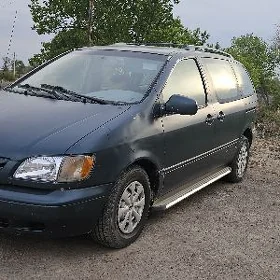 Toyota Sienna 2003