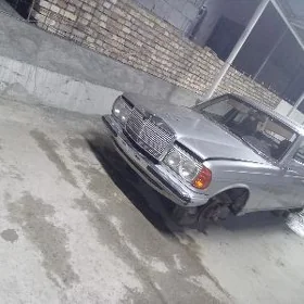Mercedes-Benz 230E 1982
